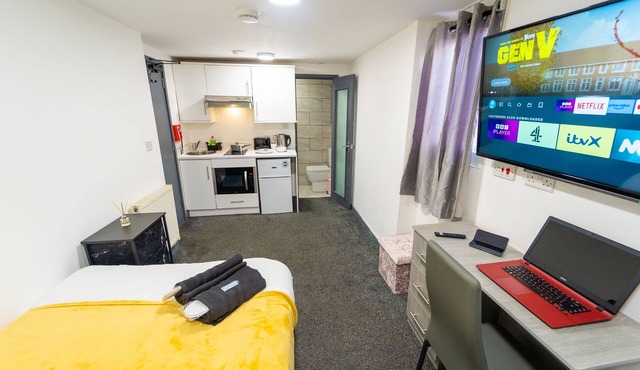Ground floor compact Studio!