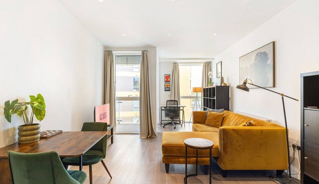 GuestReady - Chic Urban Retreat with Balcony | 20min Oxford Circus
