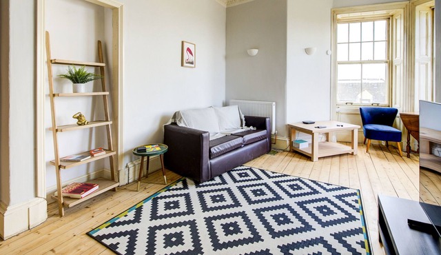 GuestReady - Vibrant apt near Craiglockhart Hill