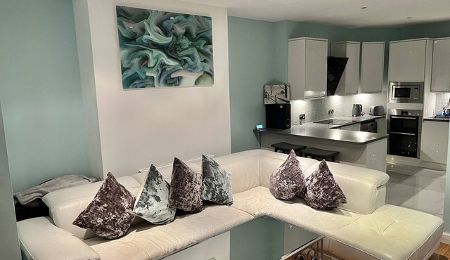 Hampstead Luxury Apartment- Opulent Split Level Property