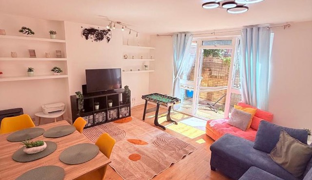 High Quality 3 BED FLAT for 9 people with 3 Bathrooms 3min from Camden Town plus private garden and huge living room