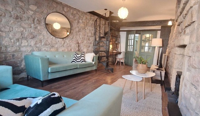 Historic 17th-Century Cottage with Hot Tub