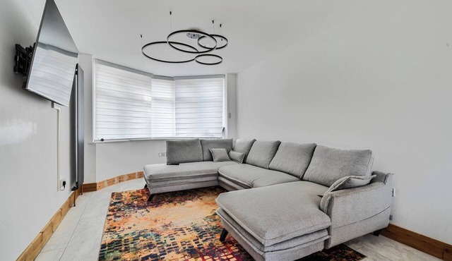 House - Sleeps 12 - Parking