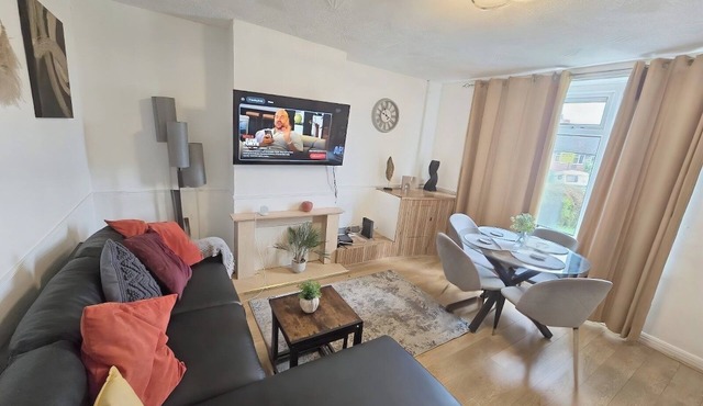 House Sleeps 5 with Garden and Parking