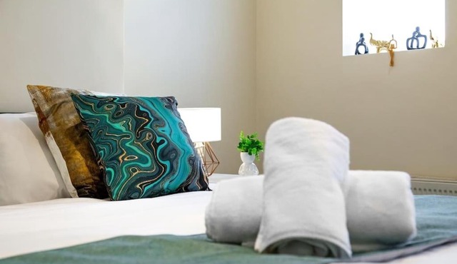 Immaculate 2BR London Flat with King Bed-Parking Available-Sleeps 6-20 Percent OFF Off Long Stays! Perfect for Families, Contractors & Couples!