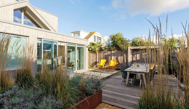 Insta-worthy 4br designer house 5 min to the beach