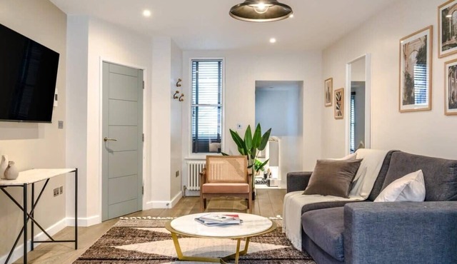 Large Boutique Studio in Chinatown