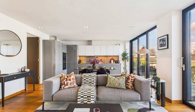 Light-filled Camden Town Balcony Apartment