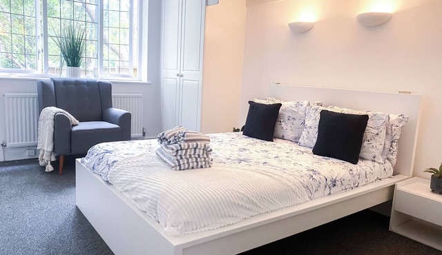 Lovely 3 bed flat w/private garden & free parking