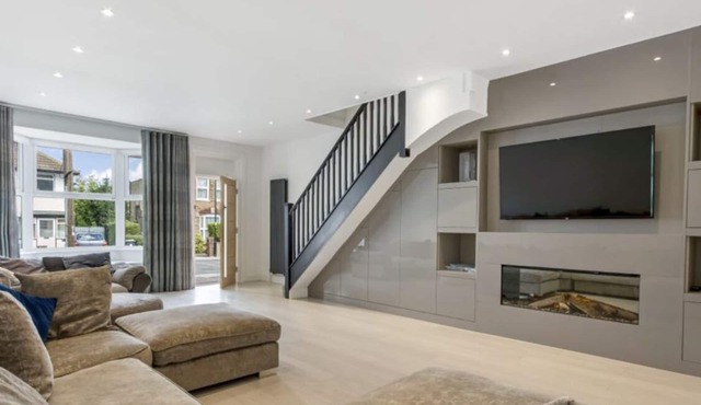 Lovely 3 bedroom newly refurbished property with a garden and parking