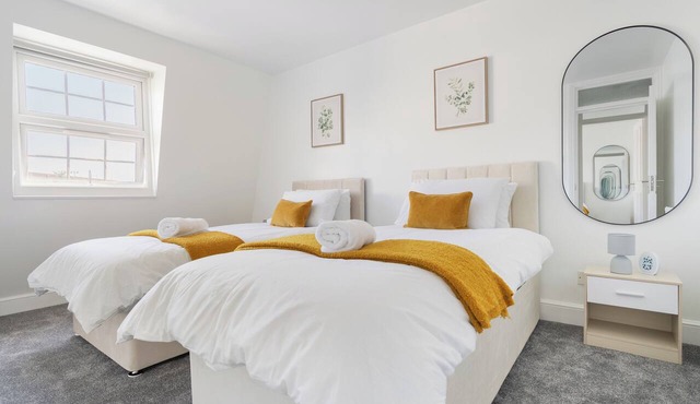 Luxe 4-bedroom house perfect for groups | great transport links!