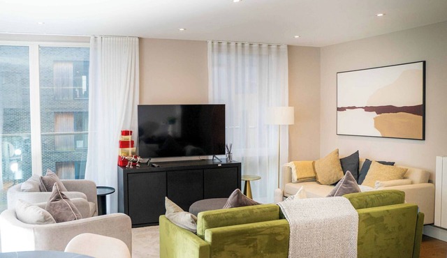 Luxurious 3-Bedroom Apartment with Private Indoor Pool in London
