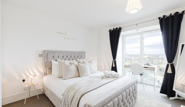 Luxury 1BR w/City views & A/C - Clapham