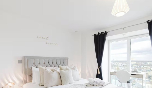 Luxury 1BR w/City views & A/C - Clapham