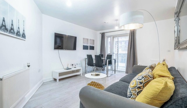 Luxury Central London Balcony 1-Bed Apt w/Parking
