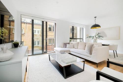 Luxury Central Mayfair Townhouse with A/C 3BR 3BA
