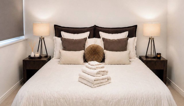 Luxury Central Solihull Apt| King Bed | Sofa Bed | 2 Parking Spaces