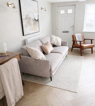 Luxury cottage in a central location, free parking and dogs welcome