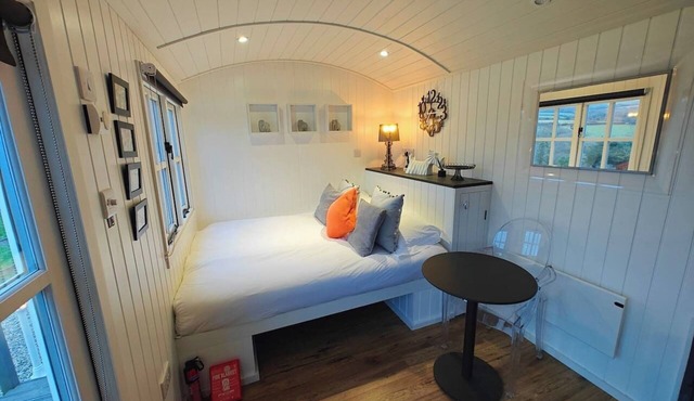 Luxury Countryside Shepherds Hut with Hot Tub