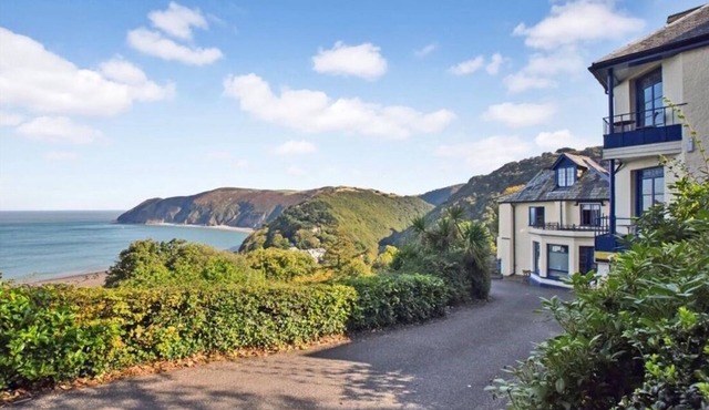 Lynton, Devon, 2 Bed 2 Bath Penthouse Apartment, amazing views over Lynmouth Bay