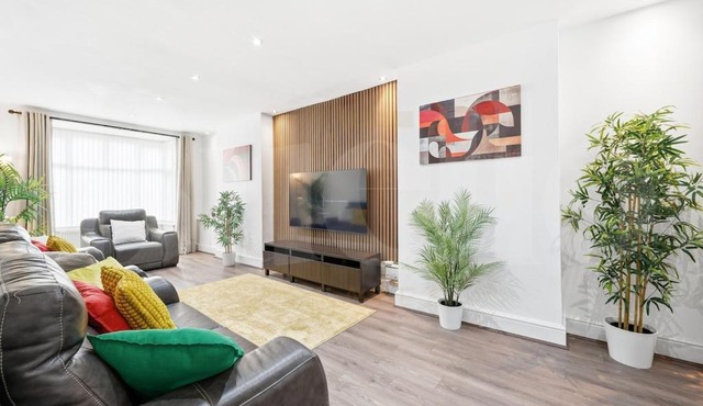 M5 3bed 2Bath Professionals and Families Parking Premium Beds Electric Sofa Recliners Smart TVs Netflix Underfloor Heating Instant Hot Water FastWifi