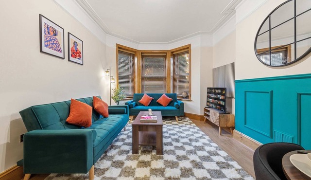 Maida Vale Apartment 2 Min Walk from Maida Vale Station Weekend Parking Shared Garden Sleeps 8
