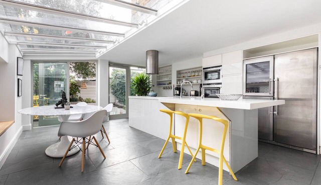 Masbro Road II - Three Bedroom House, Sleeps 6