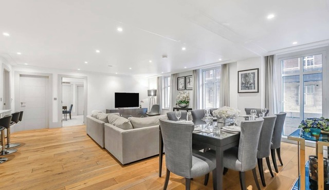 Mayfair 2 Bed with AC, Concierge & Elevator