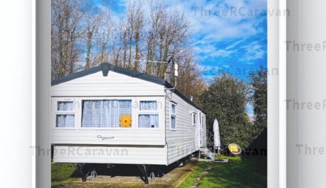 Mindful caravan stay w/one suitcase. Sleeps ≤4. Garden seating, TV-detox + WiFi.