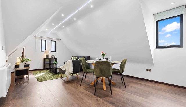 Modern 1 Bed Apt | WiFi | King Bed | Sleeps 2