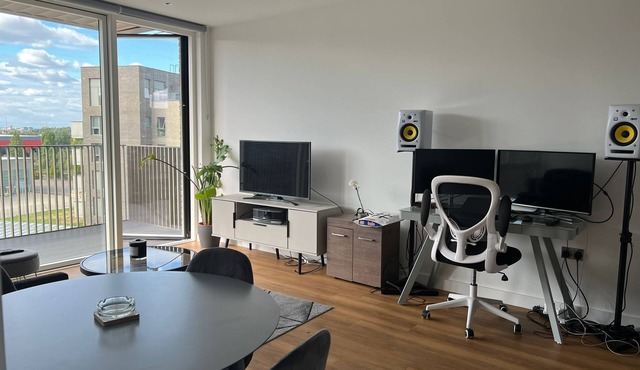 Modern 1-bedroom apartment in Docklands