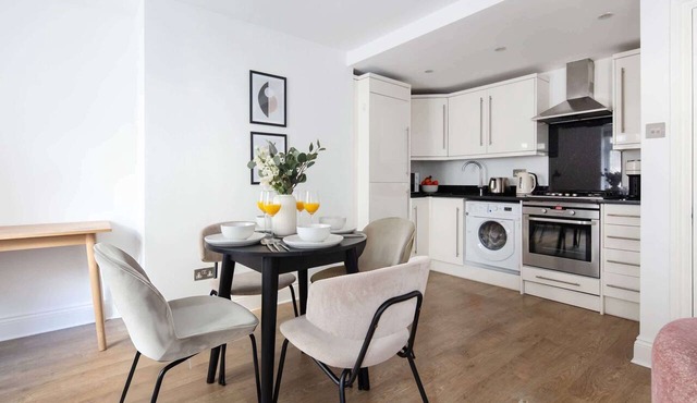 Modern 1BR 1BA by Buckingham