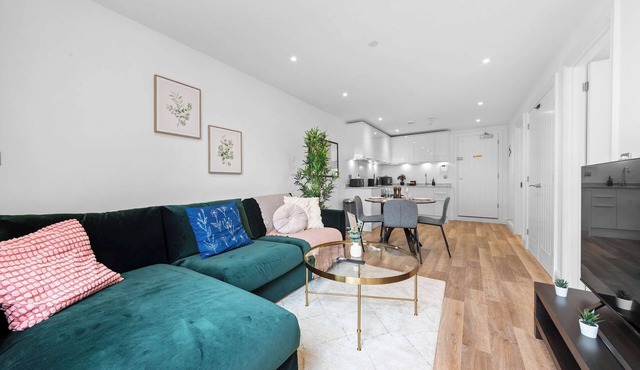 Modern 1BR Apartment w Patio & Garden in Gravesend