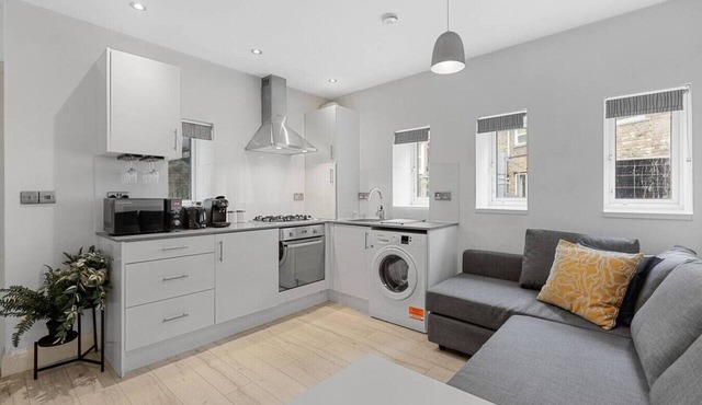 Modern 1BR by Balham Station Sleeps 4