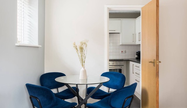 Modern | 2 Bed | Chestnut Court Leamington Spa