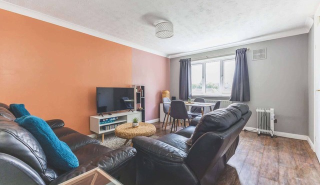 Modern 2BDR Flat w Parking Near Heathrow and Tube