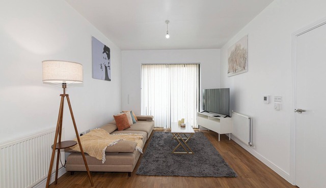 Modern 2BR flat with Balcony, in East London - Pass the Keys