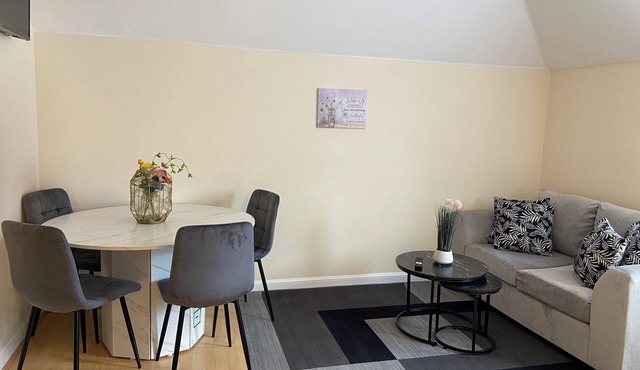 Modern 2BR House Sleeps 6 Parking, Wi-Fi & Self Check-In Near Bluewater & London