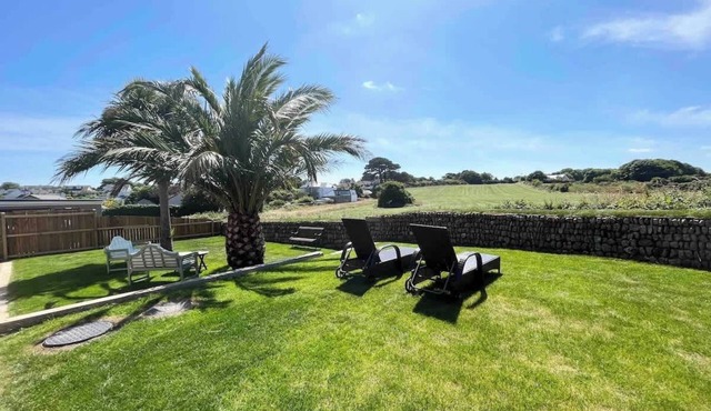 Modern 3 bed Bungalow with parking, private garden