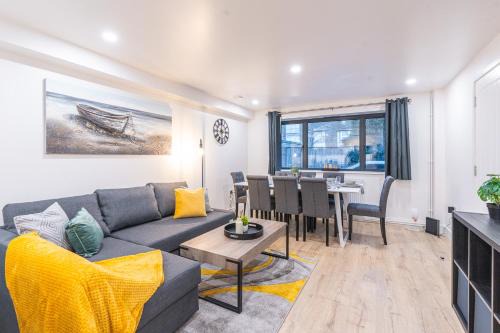 Modern 3 Bed House near Stratford & Excel - Sleeps 8 Guests