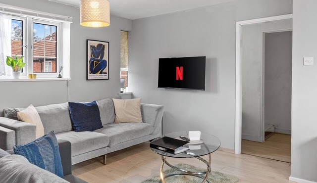 Modern Beckton Home Parking Close to DLR, Excel Centre and City Airport