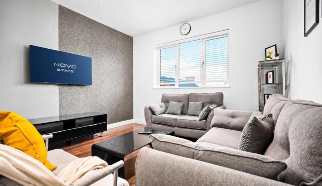 Modern Boutique 2BR JQ Apartment with Secure Parking Wifi Sleeps 6
