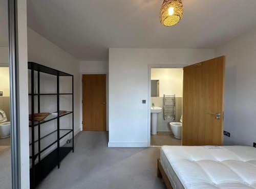 Modern Ensuite Room Available in Canada Water