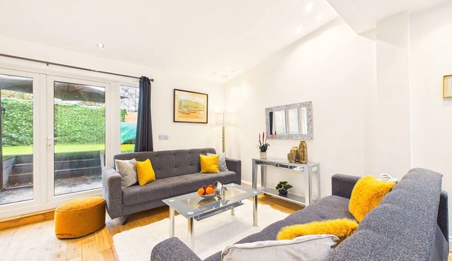 Modern Garden Flat with Free Parking
