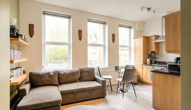 Modern one-bedroom flat with fast Tube links and in-home laundry