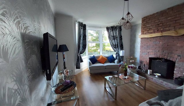 Morecambe Apartment - Sleeps 3 - 5 Mins to Sea