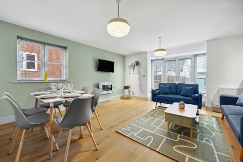 NEC Birmingham Airport Modern Village Retreat, Sleeps 7, Free Parking