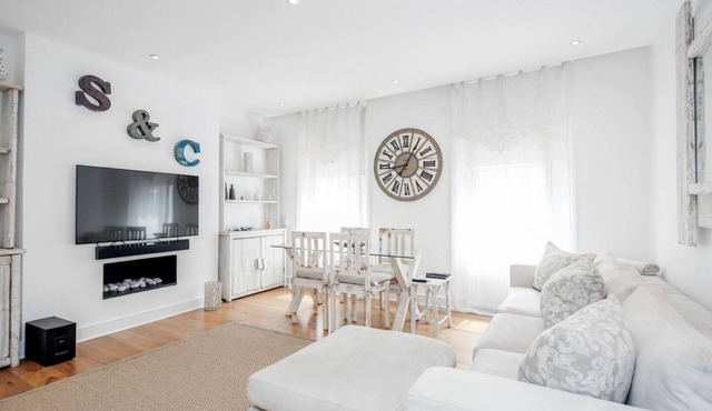 New 2Bed with Air Con in Kensington