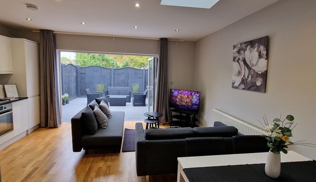 NEW! Glorious 2 Bedroom Apartment with private garden