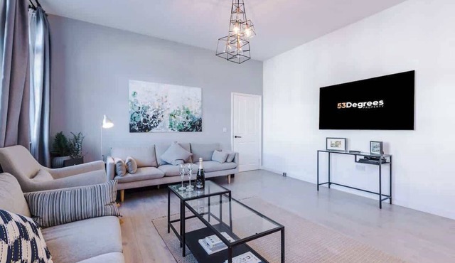 New! Stylish City-Centre Flat w/parking, Sleeps 4!